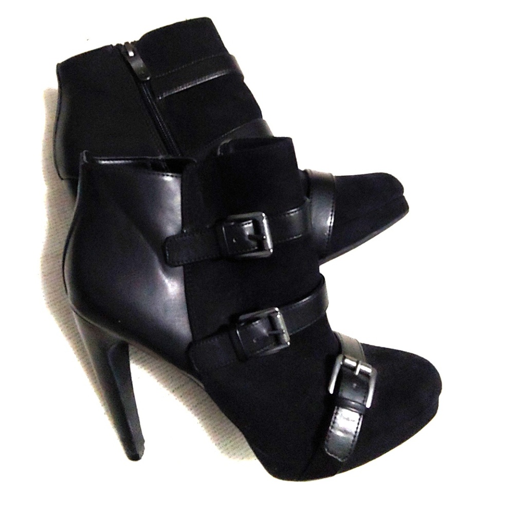 EUC Sam & libby black belted  booties